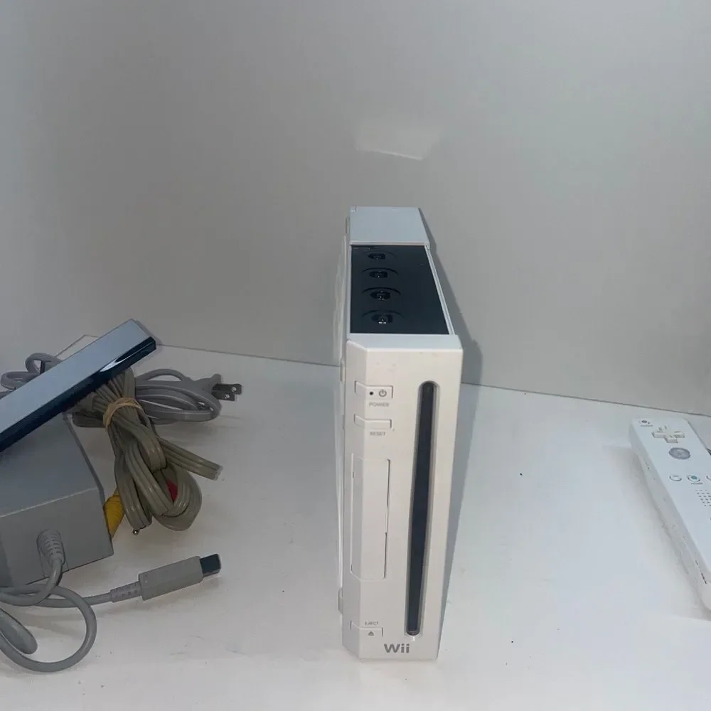 Nintendo Wii White Console RVL-001 Game Cube Compatible Bundle w/ 1 Controller‎